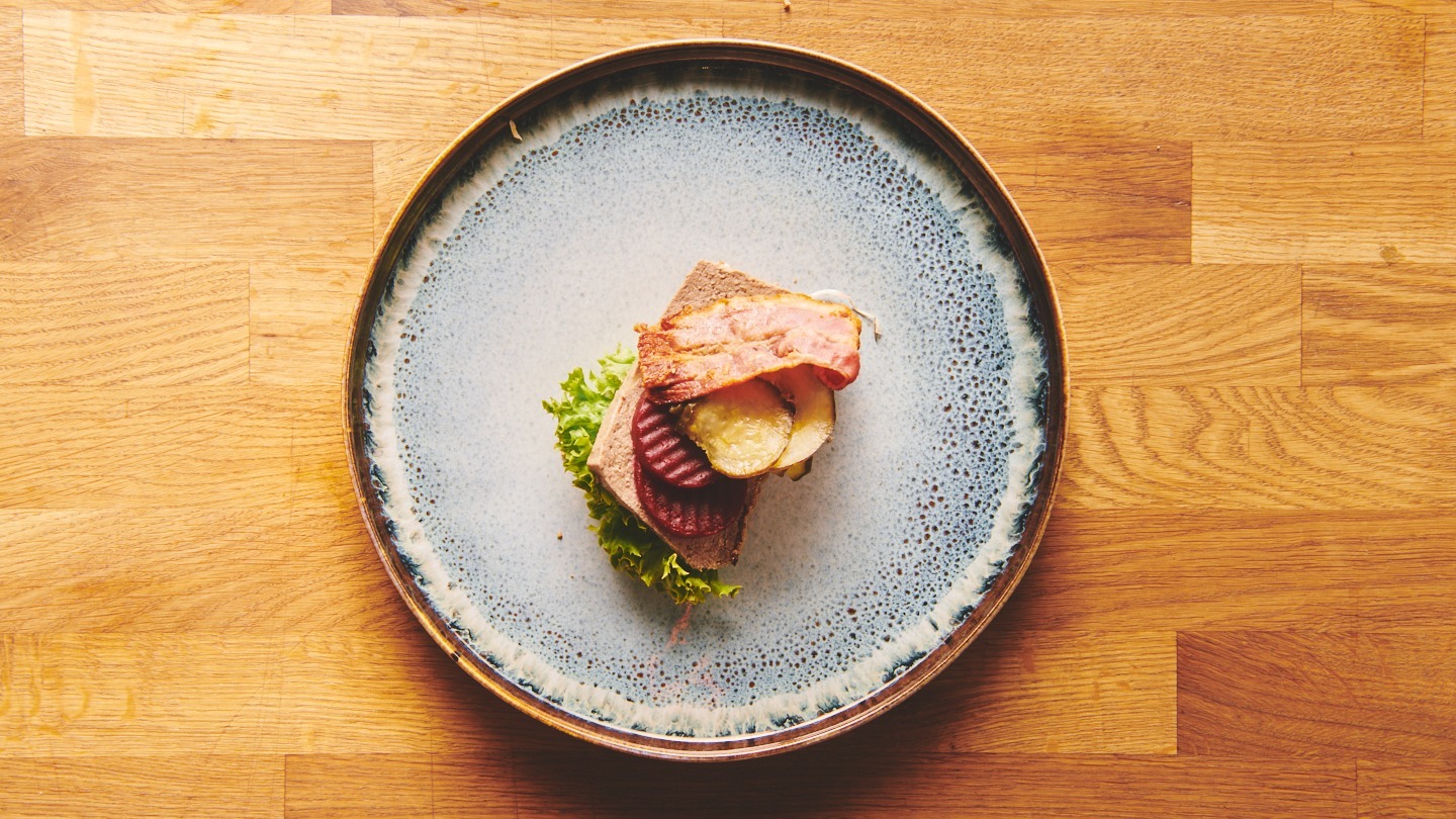 Leverpostej med surt og bacon