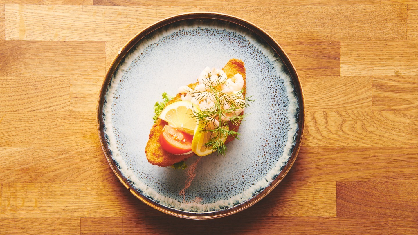 Fiskefilet med mayonnaise og rejser