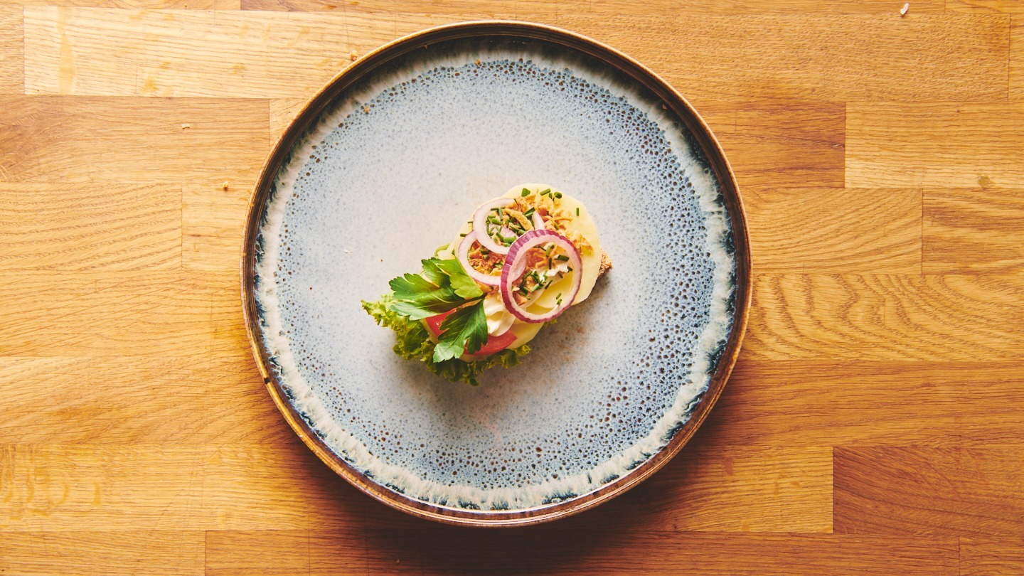 Kartoffel med mayonnaise og løg